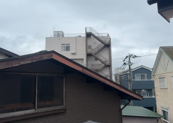 眺望を気にして物件を探す場合、前面に建物が建っていないか現地で確認しましょう！前面に建物があると景色はもちろん、日当たりや風通しにも影響が出てきます。住んだ時のことを想像しながら現地見学をしましょう。