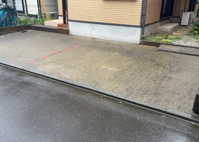 駐車場と明記されていても、最小スペースでつくられた駐車場だと大型車は駐車できなかったり、出入りしにくくなったりする可能性があります。お車のサイズと購入したい物件の駐車場のサイズを現地で確認しましょう。