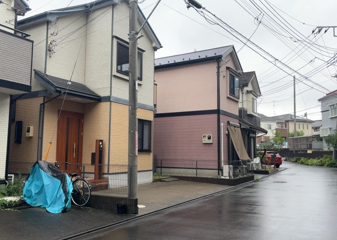 住宅用の土地では前面道路に2m以上接していなければならないと法律で定められています。しかし、お持ちの車のサイズやライフスタイルなどにより、2mでは利便が悪い場合もございますので、事前に確認しましょう。