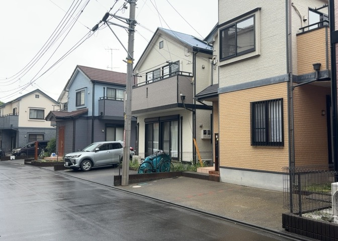お持ちの車種によっては前面道路が広い方が便利でしょう。しかし、前面道路が広ければその分交通量が多くなるため、騒音などが気になる場合があります。実際に現地を見学し、周辺交通量や騒音などを確認しましょう！