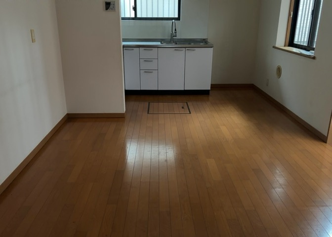 ダイニングにはダイニングテーブルセットなどを置くことが多く、間取りにおいて「D」と略記されますが、食事を作るときの作業場として使用したり、朝食を食べたりするときだけに使われるケースも少なくありません。