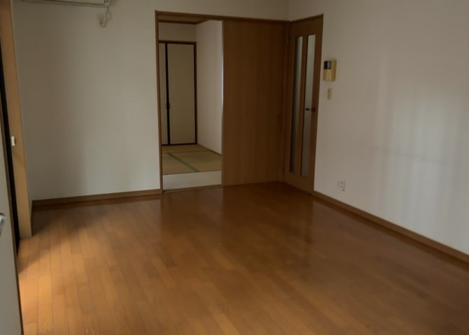 直線タイプはLとDKを一直線に並べた形で対面キッチンのタイプです。一般的なのでよく見かけるかもしれません。直線タイプに似た直接アイランドタイプは、キッチンとダイニングの間に壁がない分広く感じられます。