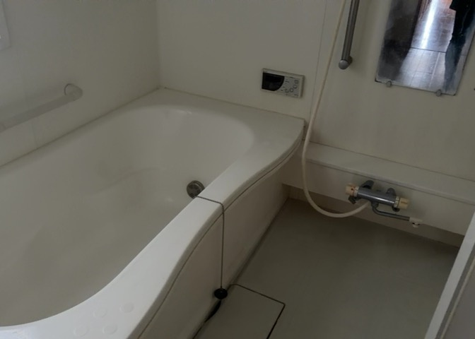 入浴時の快適さも大事なことですが、綺麗な状態を維持できなければ気持ちよく入浴できません。毎日の掃除が楽という点は大事なポイントになります！カビが生えにくく掃除がしやすい、壁や浴槽を選ぶといいでしょう。