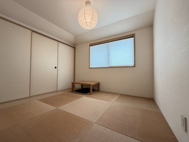 縁無しタタミがおしゃれなシンプルモダンの和室は落ち着く空間ですね。