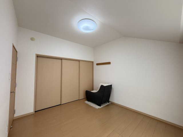 2階7帖の洋室です。