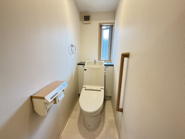 白を基調とした清潔感のあるのトイレです
