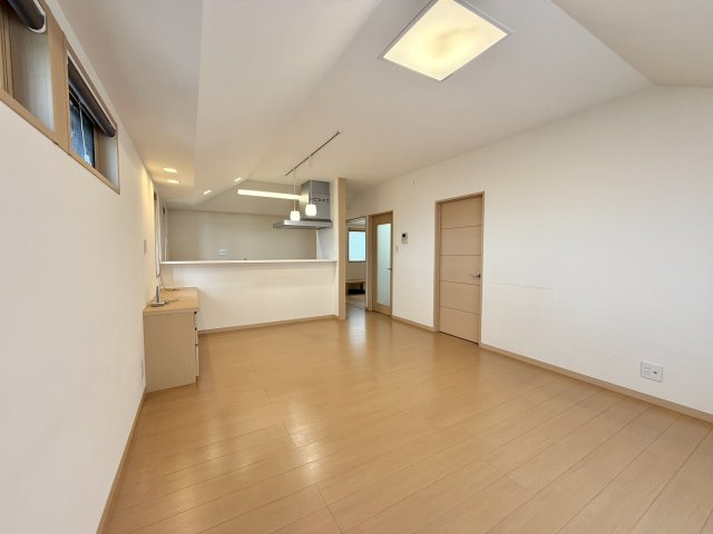 16帖の2階リビングです！ナチュラル色を基調とした広がりを感じる空間です。