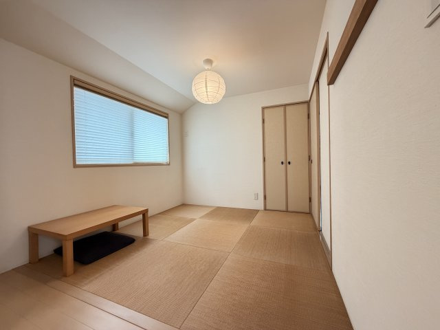 縁無しタタミがおしゃれなシンプルモダンの和室は落ち着く空間ですね。