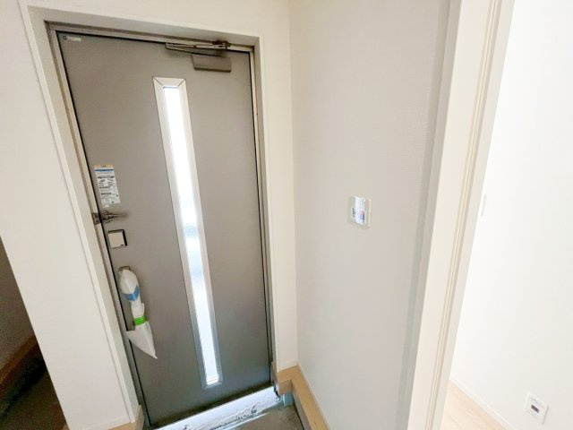 大型シューズボックスのある玄関