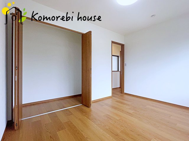 落ち着いた色調の寝室です