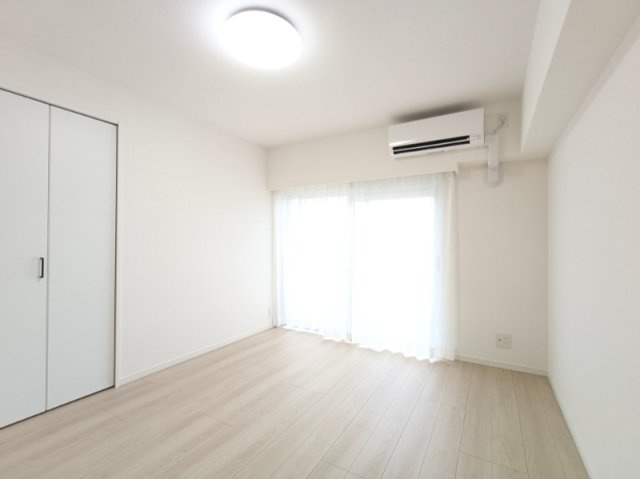 【洋室　約7.0帖】　バルコニーに面した明るいお部屋です。陽気に楽しみ、やすらぐ室内。