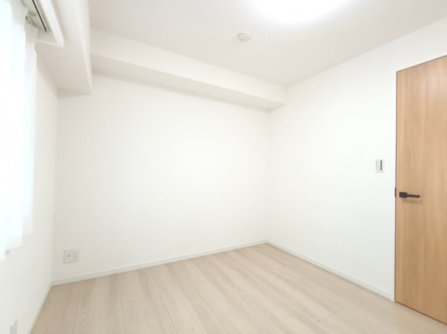 【洋室　約5.0帖】　お部屋の形が整っているので、難しく考えずに家具の配置が可能です。