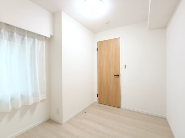 【洋室　約4.1帖】　今の時代には住まいでお仕事をする方も増えてきました。そんな方には、落ち着いて仕事に集中できるお部屋作りを。ライフスタイルに合わせた暮らし方が可能です。