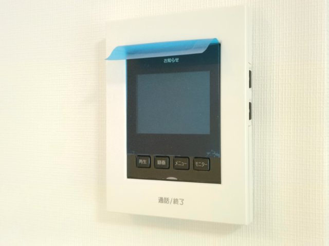 【ＴＶモニター付インターホン】　来訪者を確認できるＴＶモニター付インターホンでセキュリティ面にも配慮。あると安心感があります。