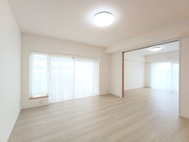 【LDK　約14.7帖】　ゆとりある暮らしと心地よい住環境が紡ぐ贅沢な時間をご家族でお過ごしくださいませ。