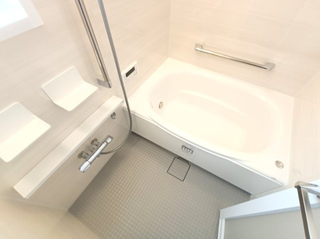 【浴室】　ゆったりとくつろげるバスルーム。追い焚き機能付きでいつでもすぐに温かいお風呂を楽しむことができます。