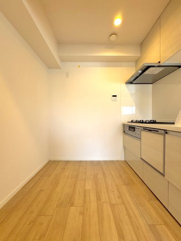 キッチン幅　ゆとりある調理スペースを確保した機能的なキッチン。シンクやコンロまわりが使いやすく、手際よく毎日の料理を楽しめます。