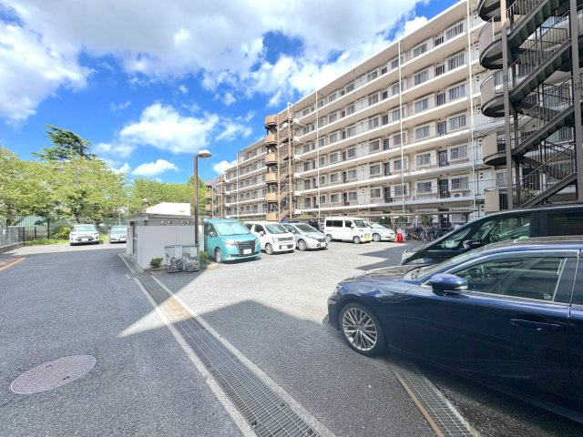 駐車場　敷地内に確保された使い勝手の良い駐車場。大切なお愛車を身近に管理でき、雨の日の荷物の積み下ろしやお出かけもスムーズに行えます。