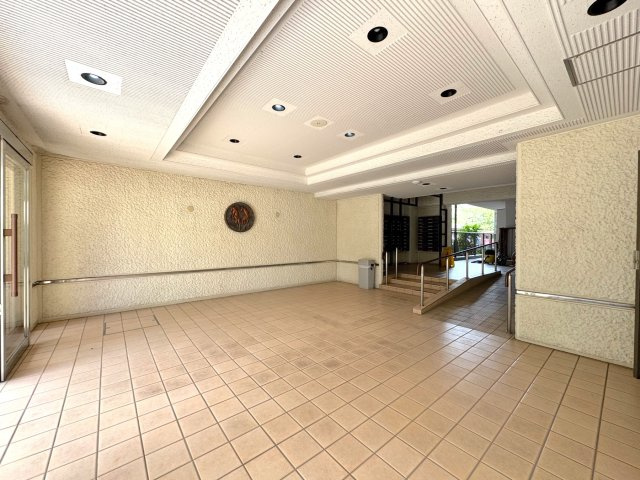 エントランスホール　綺麗に清掃・管理された清潔感あふれるエントランスホール。住まう方や訪れる人を落ち着いた雰囲気で上品に出迎えてくれます。