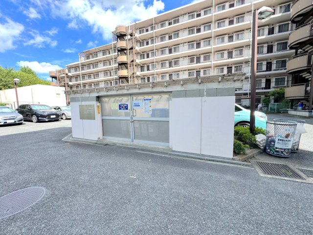 ゴミ置き場　敷地内に美しく整理されたゴミ置き場を完備。24時間いつでも自分のタイミングでゴミ出しができ、日々の暮らしの利便性を高めます。