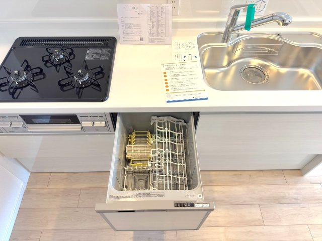 食洗機　食後の後片付けの手間を軽減してくれるビルトイン食器洗い乾燥機。手洗いに比べて節水効果も高く、家族とのゆとりある時間を創出します。