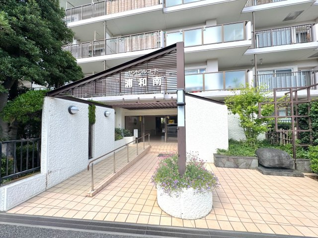 エントランス入り口緑豊かな植栽と手入れの行き届いたアプローチが印象的なエントランス。日々の帰り道を心地よく演出するスタイリッシュな佇まいです。　