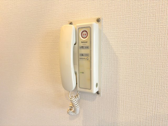 インターホン　シンプルな操作性で使いやすいインターホン。すっきりと配置されたシンプルな仕様で、日々の安心な暮らしをしっかりとサポートします。