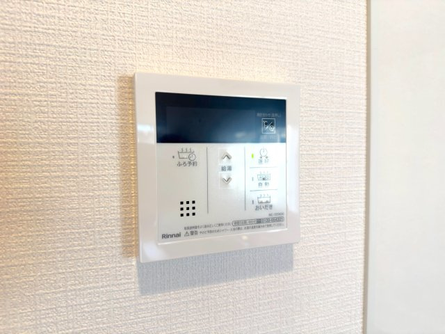 給湯　ワンタッチでお湯張りや追焚き操作が可能な給湯パネル。キッチンや浴室からスムーズに操作でき、忙しい毎日の家事を快適にします。