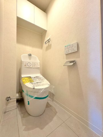 トイレ新規交換　快適な温水洗浄便座一体型トイレを新規交換。お手入れしやすく、清潔で落ち着いたプライベート空間をいつでも気持ちよく保てます。