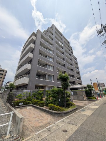落ち着いた色合いのタイル張りの10階建てのマンション。所在階は6階で眺望もバッチリ！