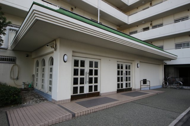 ゆったりとしたマンションエントランス