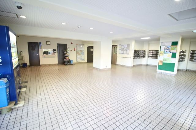 広々したエントランス内には自動販売機が置かれていて便利です