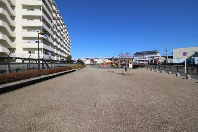 マンションの裏手は広～い公園です。気軽に遊びに行けますね