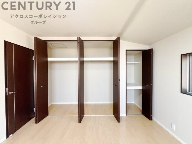 衣類やアクセサリー、小物類の収納が便利で整理整頓がしやすく、部屋の美観を保ちつつ、スペースを最大限に活用できます。衣服のしわやダメージを防ぎ、長持ちさせることができます。