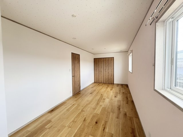 広々とした2階洋室は、ゆとりある空間で家具配置もしやすく、主寝室や子ども部屋として幅広く活用可能。WICやクローゼットが備わっており、衣類や荷物をしっかり収納できるためお部屋をすっきり保てます。