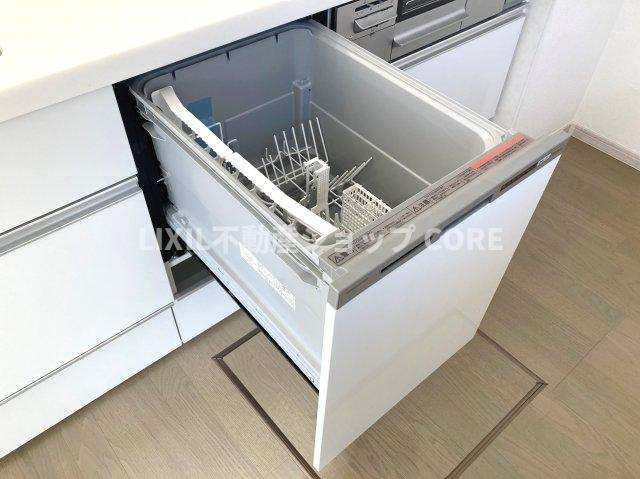 食器洗乾燥機付きで家族の食器もピカピカ。忙しい奥様には欠かせないアイテムのひとつ！！　