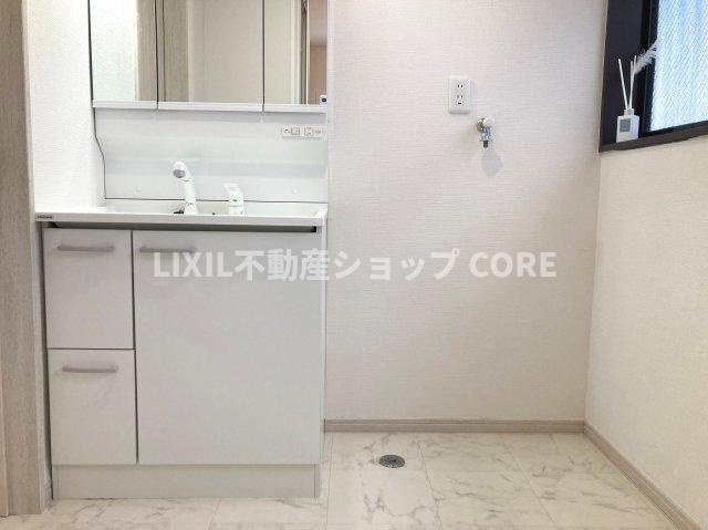 3面鏡で髪のセットやお化粧もストレスなくこなせ、朝から気分良く通勤通学に向かえそうですね！　