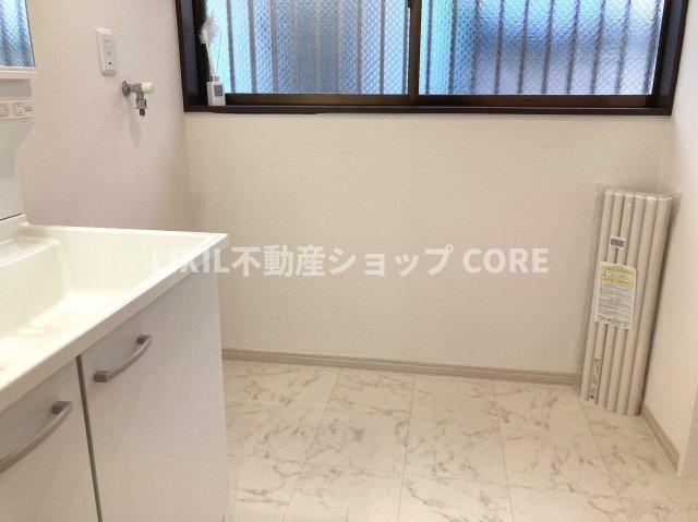 清潔感のある色で統一されたプライベート空間は、身だしなみチェックや肌のお手入れに最適です。　