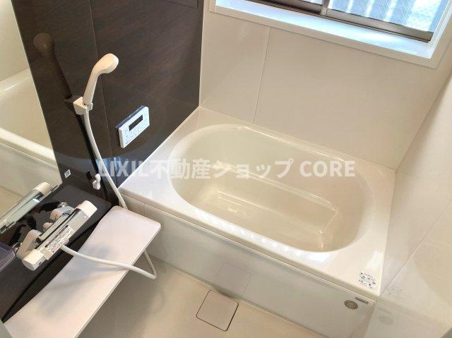 気持ちの良い光と爽やかな風をたっぷりと取りこめる開閉式の窓も設置しています。　