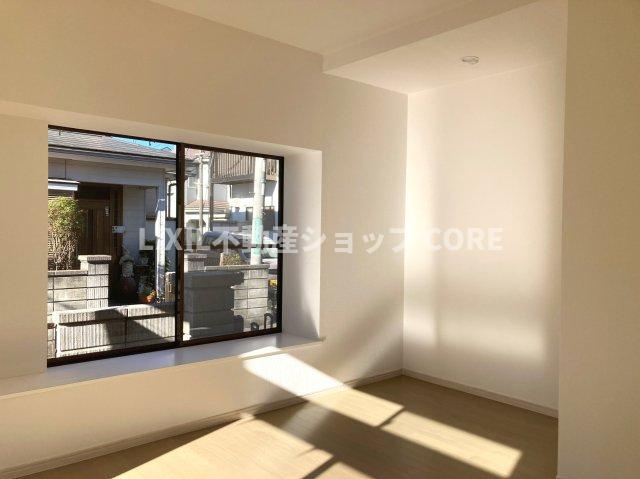 大きな窓からは快適な光を取り入れ、通気性能を上げる事で居心地の良い空間を演出します。　