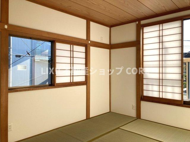 伝統的な日本情緒のある、温かみと落ち着きが感じられる和室です。　