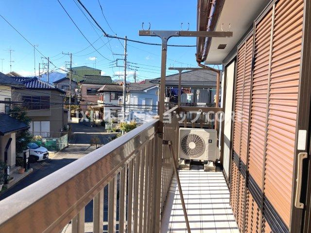 バルコニーは風通しが良く、日中は日当たりも良好です。洗濯物やお布団をたくさん干せます！　