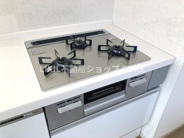 三口コンロで、お料理の効率もアップ！使い勝手の良さを考えました。お洒落なシステムキッチンです。　