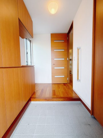 ■玄関｜毎日の「いってらっしゃい」や「お帰りなさい」を大切なご家族と過ごす玄関は〈使いやすさ〉を追求しております。玄関横の物入は急な来客時でもさっとお片付けできるスペースを確保しています。