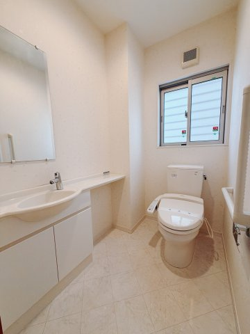■トイレ｜1階と2階にトイレがございます♪壁には小物を置けるスペースがあるのでトイレットペーパーのストックを置いておくのにも便利です♪写真などを飾ってもおしゃれですね♪