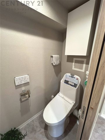 温水洗浄便座付トイレは温水洗浄機能により、暖かい水でおしりを洗浄することができ、冷たい水を使う従来の便座に比べ、温水洗浄機能で暖かいトイレを提供し、快適な使用を可能にします。