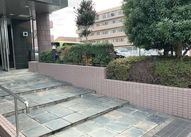 物件によっては、入居者が個人的に使用できる専用庭がついているものもあります。また、住宅の中にある土間の部分を庭と呼ぶこともあります。庭の用途は住む人によって変わり、それによってデザインもさまざまです。