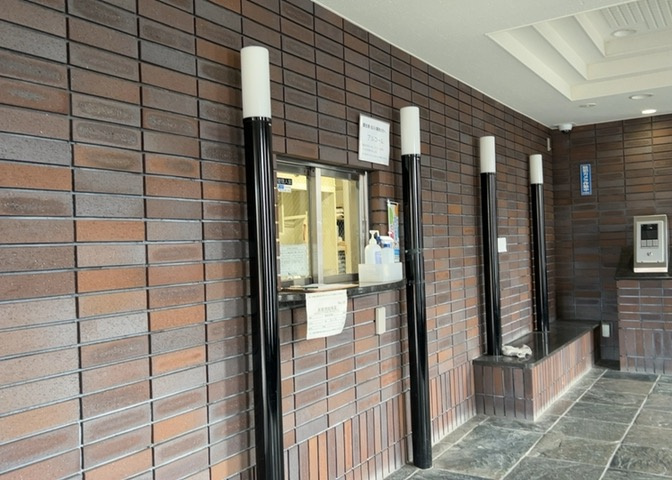 受付はマンションコンシェルジュがいる場合もあれば、管理人が滞在する小部屋を総称して呼ぶことがあります。主にエントランスに設置されていることから、防犯面でも期待ができます。防犯設備がない場合はより安心！