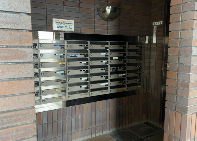 エントランス付近に設置されている集合ポストは、住んでいる部屋と離れているため、ポストをあさるなど誰かに何かされていても被害に気づきにくいです。入居する時には他人に特定されにくい番号で鍵をかけましょう！