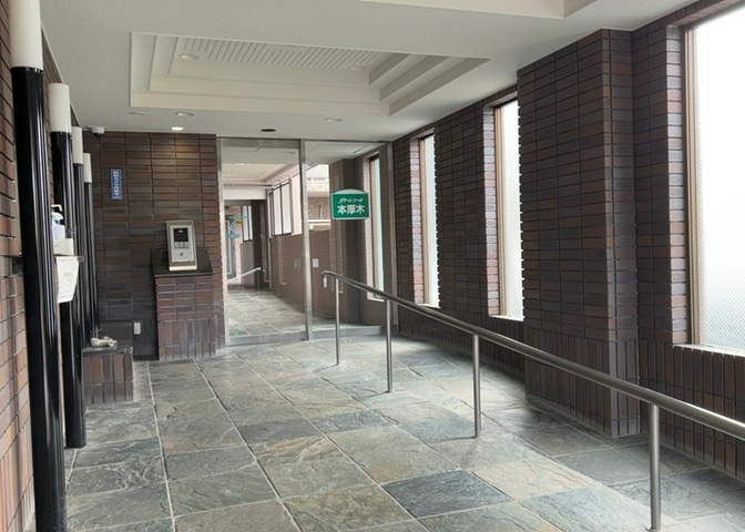 ロビーというと、エントランスと何がちがうの？と思いますよね。実はロビーとエントランスには明確な決まりはありません。物件によっては、エントランスを入って広がるある程度の広さのある空間がロビーとなります。